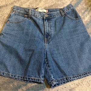 Vintage women's size 12 Levi's Denim Shorts